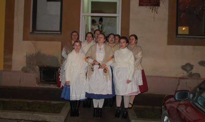 Szentmise után a téren 2015. december 25. képek